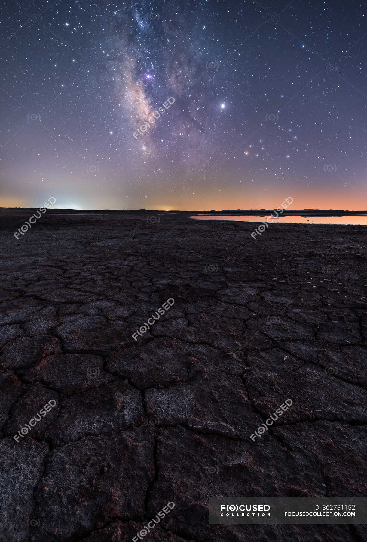 Z Verhu Suha Trisnuta Poverhnya Zemli I Barviste Nichne Zoryane Nebo Na Gorizonti Divovizhno Molochnij Shlyah Stock Photo 362731152