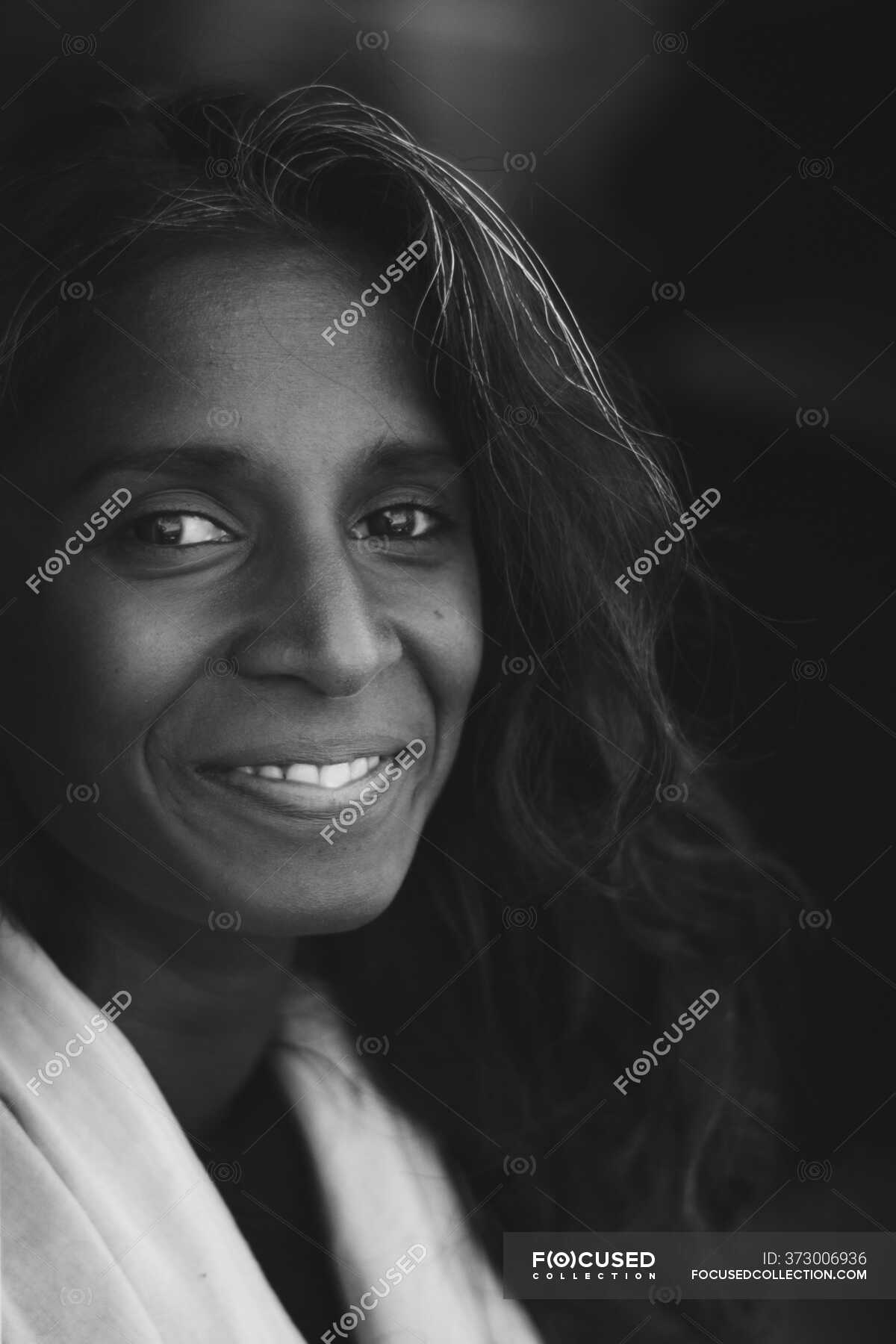 Retrato Blanco Y Negro De La Sonriente Señora étnica India Con El Pelo Largo Y Ondulado Oscuro 