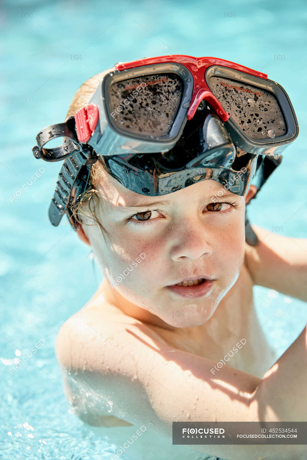 Los Niños Con Gafas De Buceo En La Piscina. Fotos, retratos, imágenes y  fotografía de archivo libres de derecho. Image 28393976