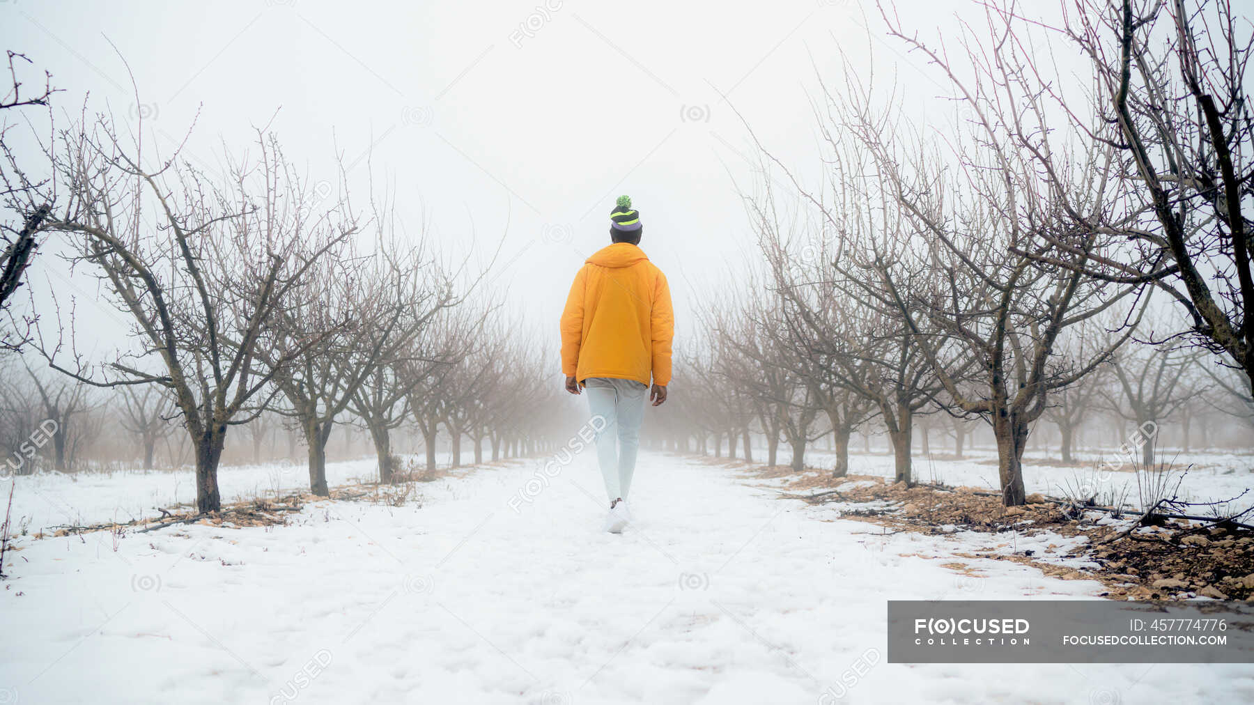 Vista posteriore a tutto corpo di un maschio irriconoscibile in abiti