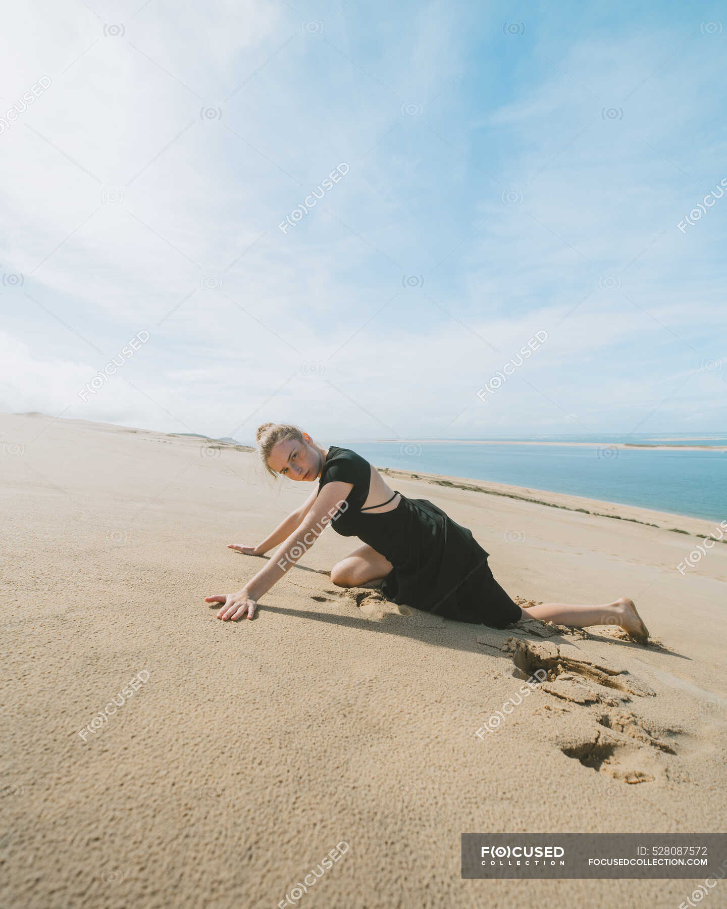 Ganzkörper Seitenansicht Einer Barfüßigen Tänzerin Im Sand Die Die Arme Ausstreckt Während Sie 6757