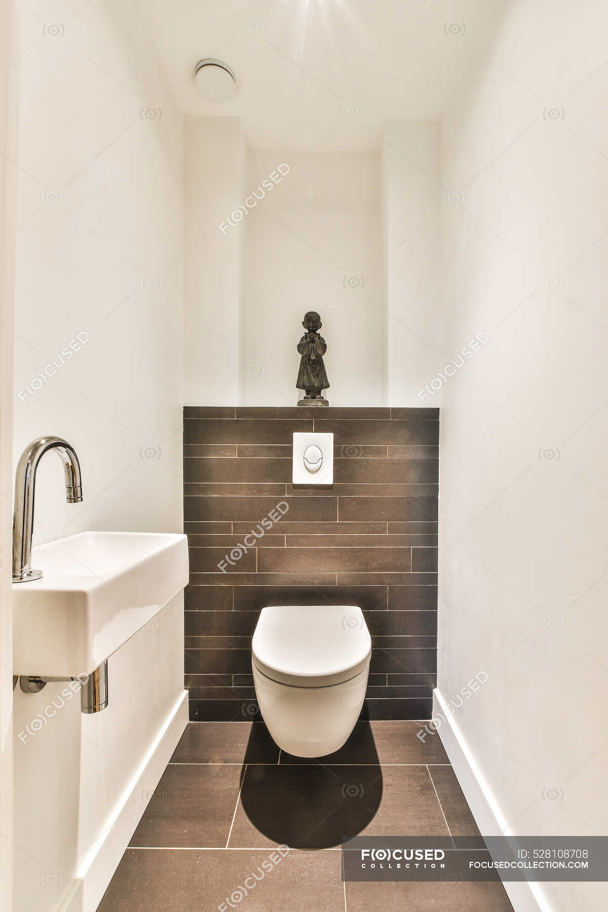 College verslag doen van Algebraïsch Creative design of bathroom with toilet bowl under statuette against  washstand with faucet in light house — minimalist, contrast - Stock Photo |  #528108708