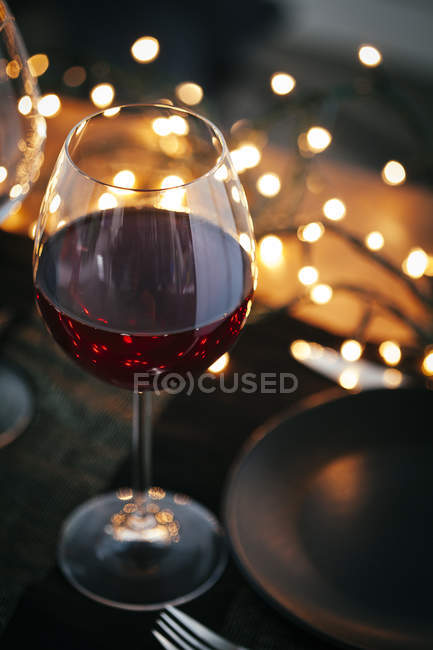 Copas de vino tinto en la mesa - foto de stock