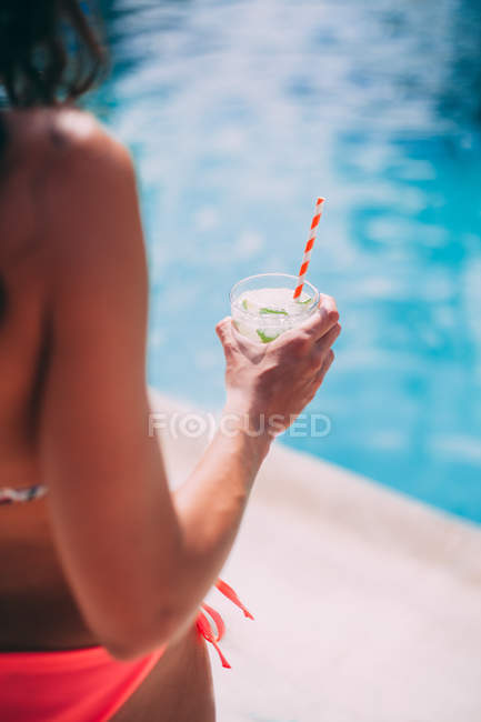 Young girl with mojito, rear view — Stock Photo