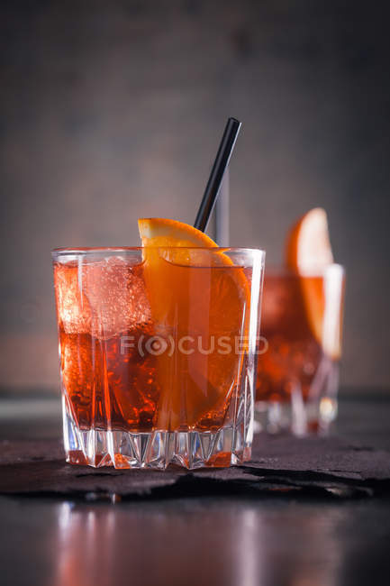Bicchieri di vermut con ghiaccio e arancia — Foto stock