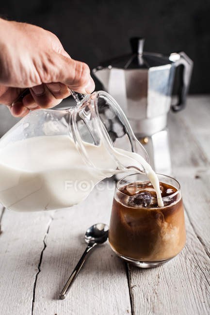 Café avec glace sur la table — Photo de stock