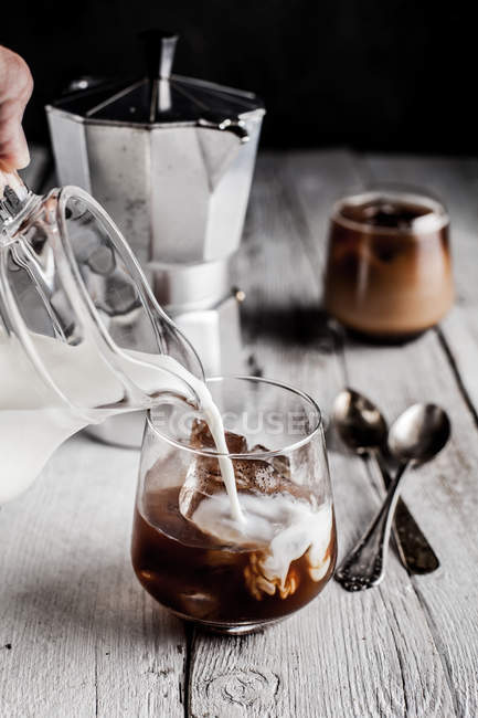 Café con hielo en la mesa - foto de stock