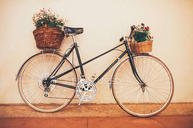 Vintage bicycle with flowers — Stock Photo