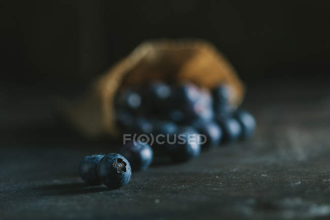 Mirtilli maturi su tavolo scuro — Foto stock