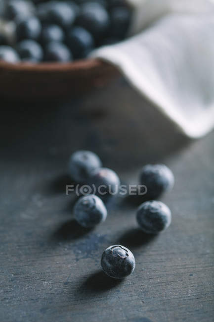 Bleuets mûrs sur table noire — Photo de stock
