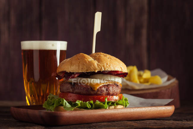 Смачно дивлячись гамбургер — стокове фото