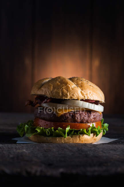 Deliciosa hamburguesa de aspecto - foto de stock