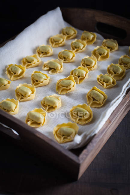 Сырые итальянские тортеллини — стоковое фото