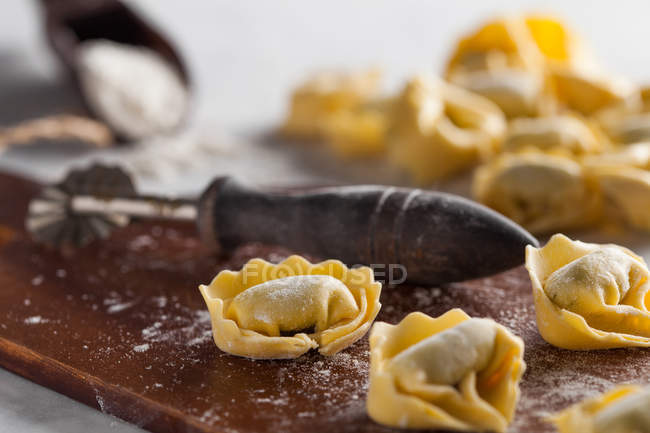RAW італійський tortellinis — стокове фото