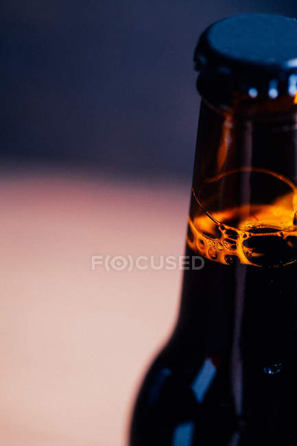 Botella de cerveza cultivada - foto de stock