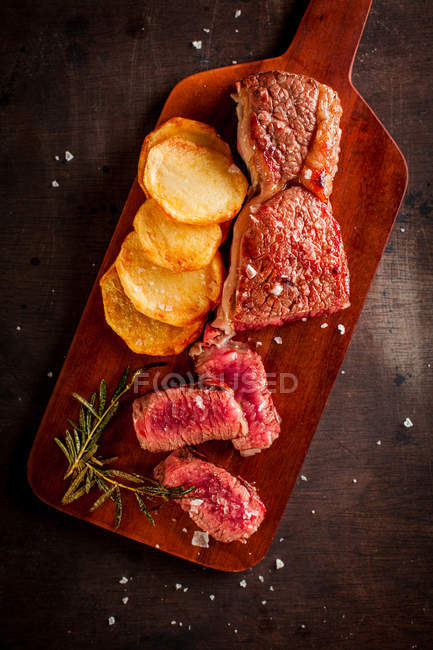 Pedaços de carne grelhada com batatas — Fotografia de Stock