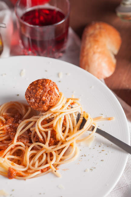 Boulette de viande et spaghettis sur plaque blanche — Photo de stock