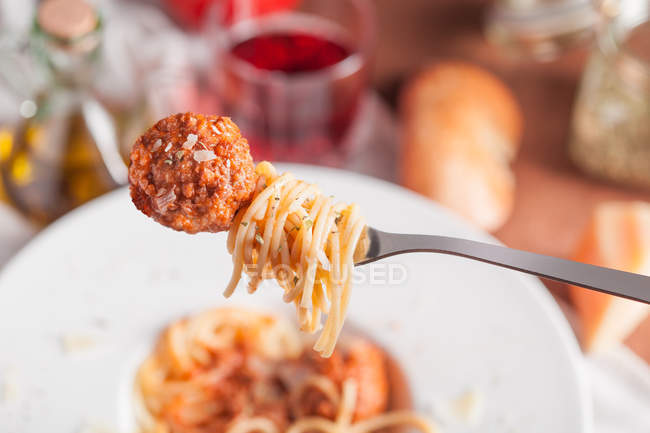 Almôndega com espaguete em garfo — Fotografia de Stock