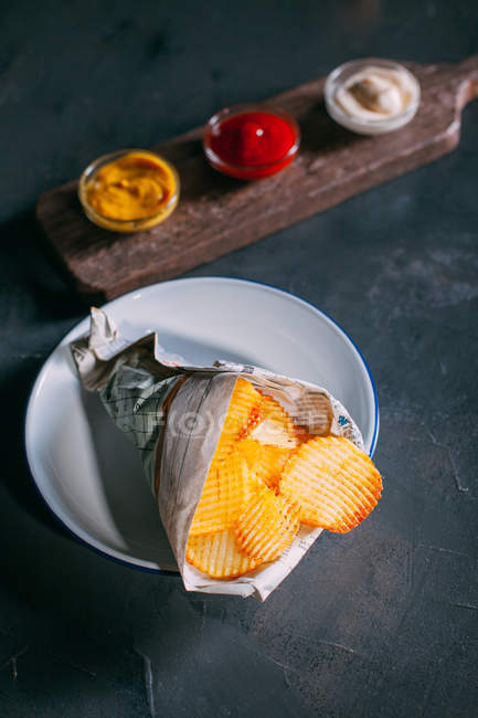 Patatine con diverse salse — Foto stock
