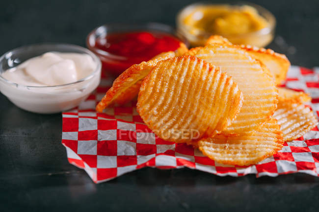 Batatas fritas com molhos diferentes — Fotografia de Stock