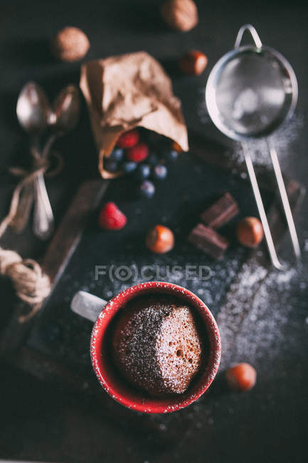 Кухоль шоколадний торт — стокове фото