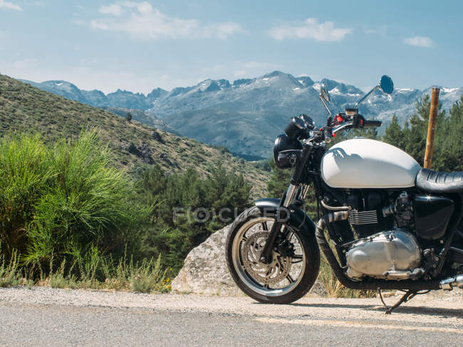 Motorrad am Wegesrand geparkt — Stockfoto
