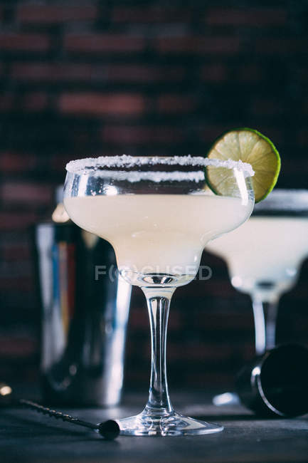 Cocktail with lime slice — Stock Photo