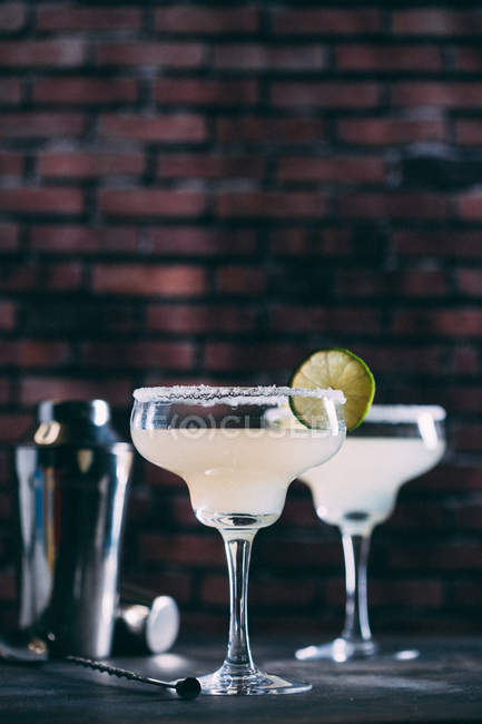 Cocktail avec tranche de citron vert — Photo de stock