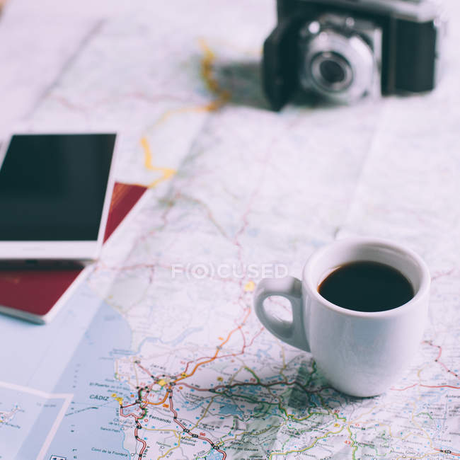 Смартфон, паспорт, чашка кави — стокове фото