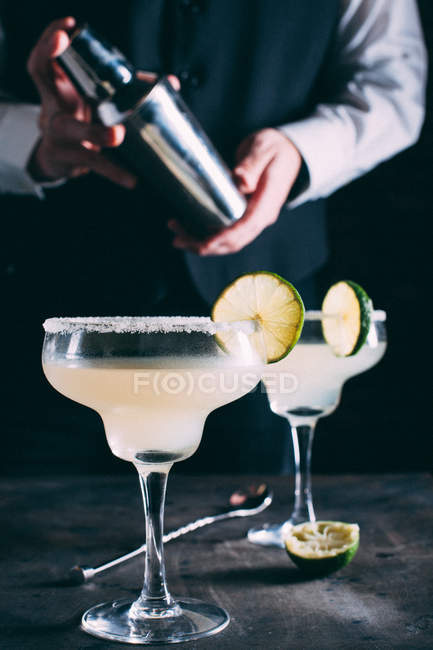 Cocktail with lime slice — Stock Photo