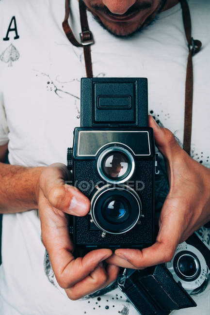 Vintage cámara en las manos - foto de stock