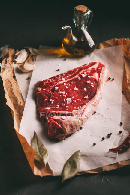 Carne cruda o bistecca di maiale — Foto stock