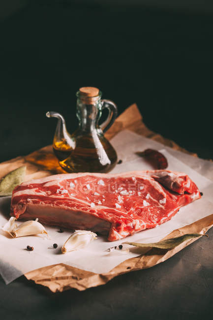 Carne de res cruda o carne de cerdo - foto de stock