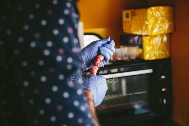 Cuisiner préparer des aliments dans un camion alimentaire — Photo de stock