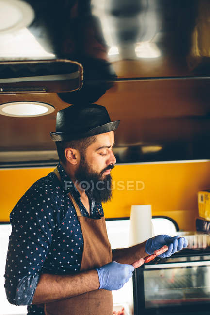 Homme cuisinier préparation des aliments dans le camion alimentaire — Photo de stock