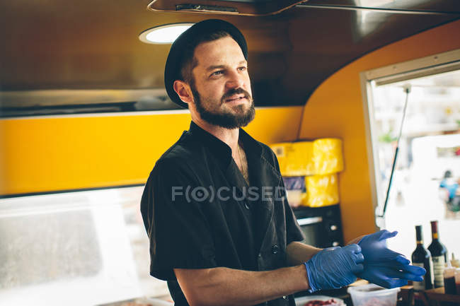 Homem elegante cozinheiro em caminhão de comida — Fotografia de Stock