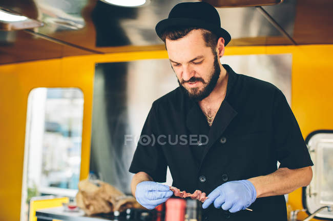 Uomo cuoco preparare il cibo in camion cibo — Foto stock