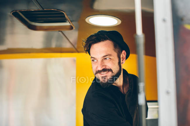 Homem elegante cozinheiro em caminhão de comida — Fotografia de Stock