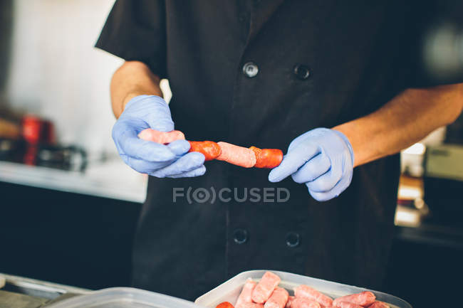 Cozinheiro preparando alimentos em caminhão de alimentos — Fotografia de Stock