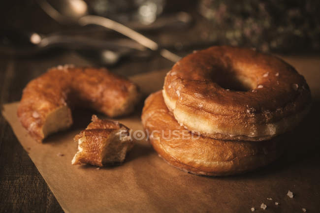 Deliciosos donuts em guardanapo — Fotografia de Stock