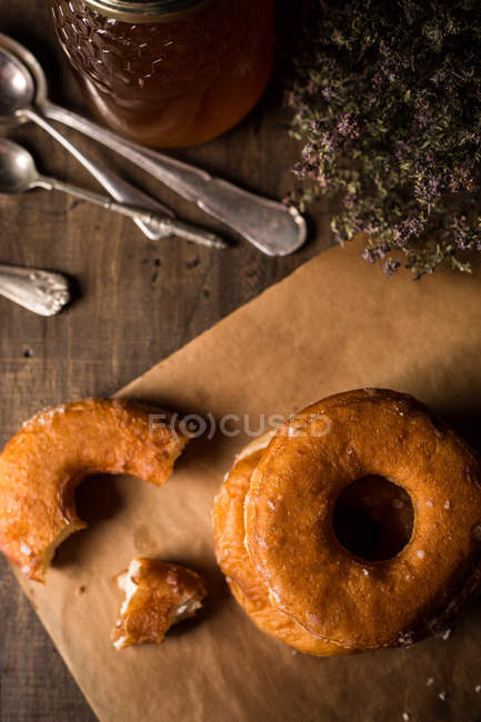 Вкусные пончики на салфетке — стоковое фото