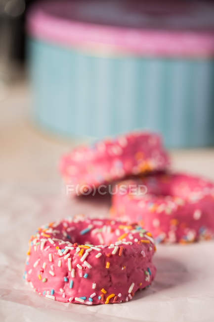 Delicious pink donuts with icing — Stock Photo