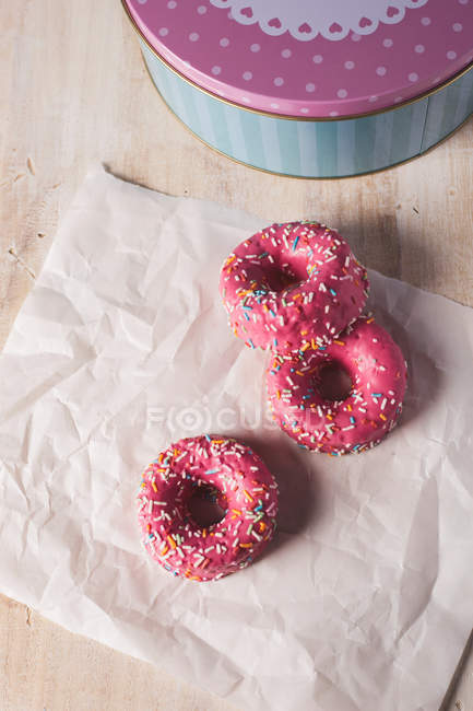 Смачні рожеві пончики з глазур'ю — стокове фото