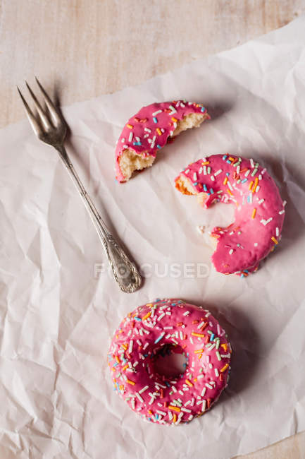 Leckere rosa Donuts mit Zuckerguss — Stockfoto