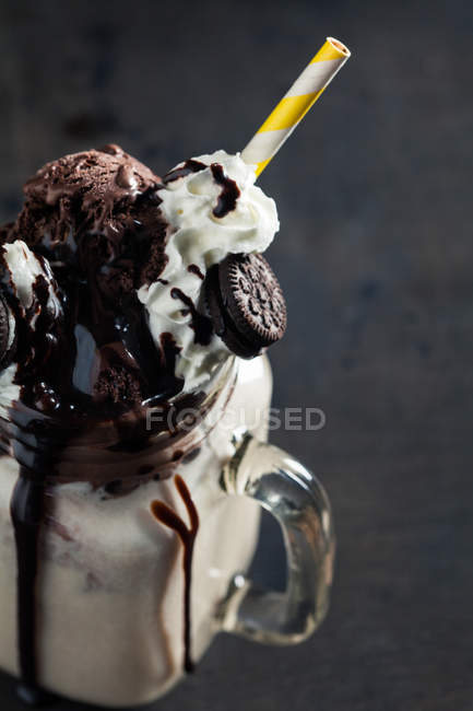 Batido con helado y chocolate - foto de stock