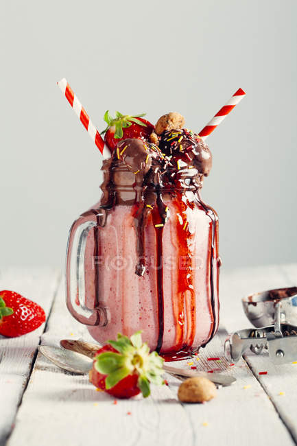 Smoothie with strawberries and ice cream — Stock Photo