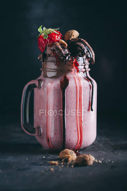Erdbeer-Smoothie mit Eis — Stockfoto