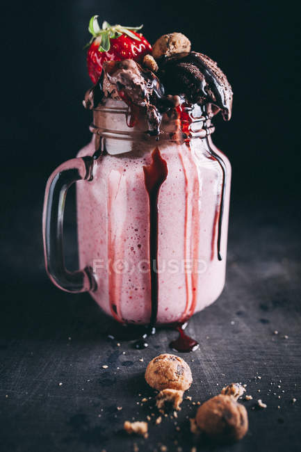 Erdbeer-Smoothie mit Eis — Stockfoto