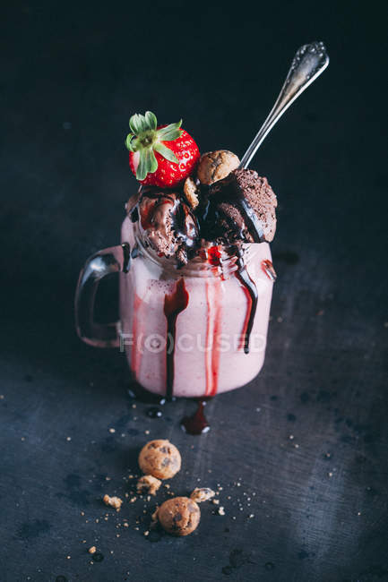Клубничный коктейль с мороженым — стоковое фото