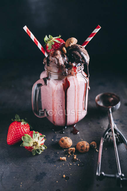 Smoothie com morangos e sorvete — Fotografia de Stock
